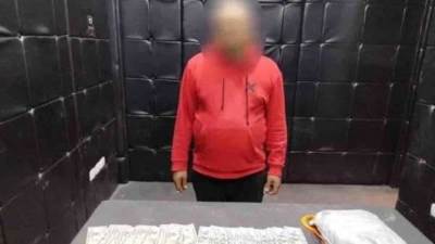 سائق شركة توصيل يسرق أموالا من راكب أجنبي.. تفاصيل