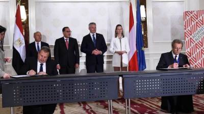 رئيس الوزراء ومستشار النمسا يشهدان مراسم توقيع عقدي شراكة وتصنيع مفاتيح السكك الحديدية