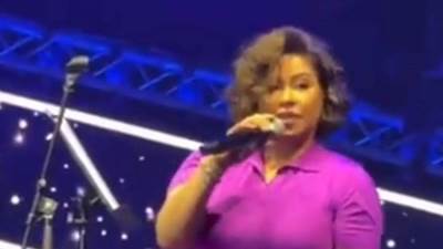 شيرين عبد الوهاب تسقط على المسرح خلال حفلها فى دبى.. صور