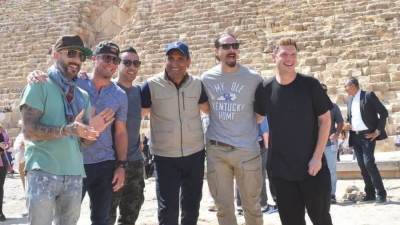 على هامش تواجدهم بمصر.. باك ستريت بويز  الأمريكية في زيارة لأهرامات الجيزة