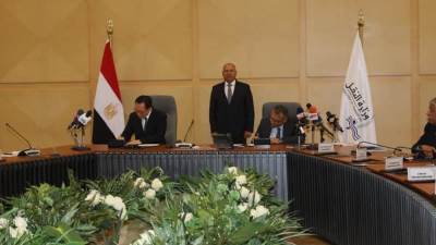 وزير النقل يشهد مراسم توقيع عقد بناء 2 سفينة متعددة الأغراض MPC14K