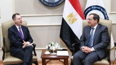 وزير البترول يبحث مع السفير الأسبانى بالقاهرة تغيرات صناعة الطاقة