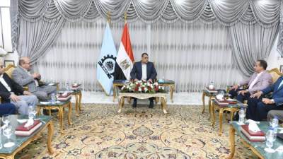 "وزير الدولة للإنتاج الحربى" يتفقد مصنع إنتاج وإصلاح المدرعات