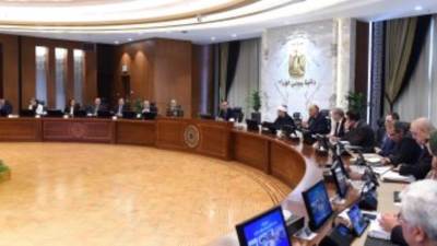 الحكومة: منح المرأة العاملة التى تكفل طفلا أقل من 6 أشهر إجازة الأم الطبيعية