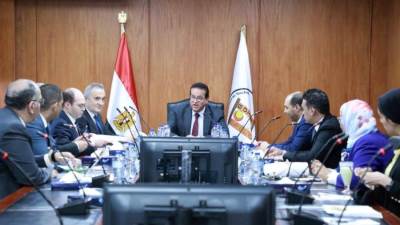 وزير الصحة يبحث إنشاء مدينة طبية شاملة تابعة لهيئة المعاهد التعليمية