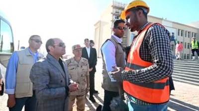 عامل بالعاصمة الإدارية للسيسي: فيه حاجات نقصاني كتير.. والرئيس: عنيا الاتنين