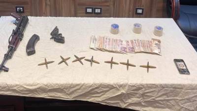 ضبط أحد الأشخاص لقيامه بالإتجار فى المواد المخدرة وحيازة أسلحة نارية بالقليوبية