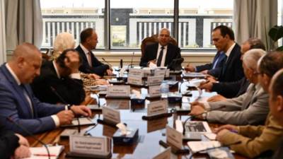 وزير النقل يشرف على انهاء الاتفاق مع سكودا التشيكية لإعادة تاهيل جرارات الهنشل بالسكة الحديد