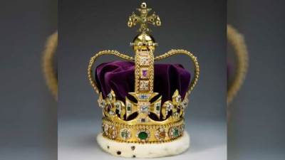 وزنه 2 كيلو ويحوى 444 جوهرة وحجرا كريما.. الملك تشارلز يتوج بتاج القديس إدوارد