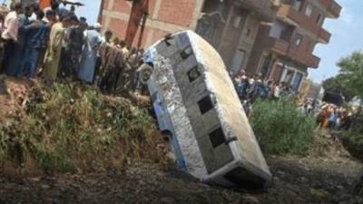 إصابة 9 أطفال في انقلاب أتوبيس حضانة في ترعة بالشرقية 