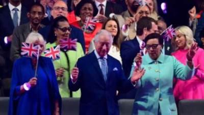 الملك تشارلز وزوجته يرقصان خلال حفل التتويج ويحملان أعلام بريطانيا