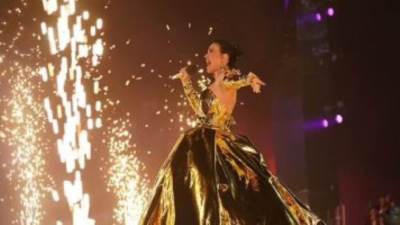 كاتى بيرى تحيى حفل التتويج بفستان يحمل اسم الملك تشارلز