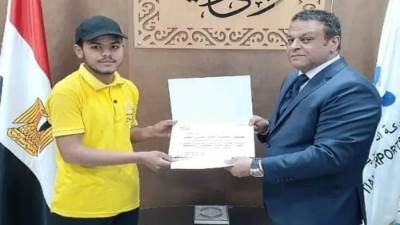 تكريم عامل عثر على مبالغ مالية ضخمة معدة للتهريب بمطار سوهاج الدولي