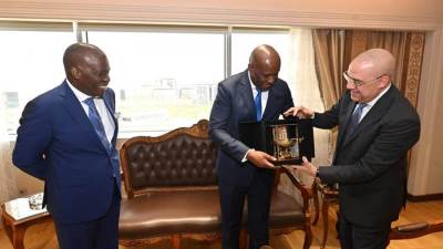 وزير الإسكان يعرض على نظيره الأنجولى التجربة العمرانية التى تشهدها الدولة المصرية