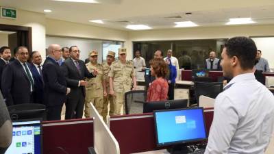 رئيس الوزراء يتفقد مقر وزارة الإسكان بالحي الحكومي