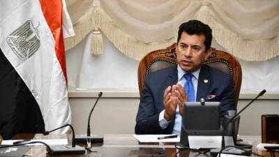 وزير الرياضة يبحث عدد من الملفات الإستثمارية والتسويقية مع قيادات الوزارة