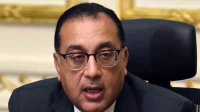 مدبولي يستعرض تقريرا لوزيرة الثقافة حول إطلاق أسطول المكتبات المتنقلة الجديدة في المحافظات