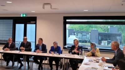 رئيس اقتصادية قناة السويس يستعرض استراتيجية الوقود الأخضر أمام كبرى الشركات الهولندية