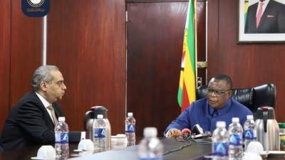 رئيس هيئة الدواء المصرية يزور زيمبابوي ويعقد عدداً من اللقاءات والمباحثات