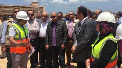 وزير قطاع الأعمال يتفقد مجمع شركة مصر للغزل والنسيج وصباغي البيضا