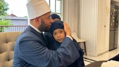 أول تعليق من أسامة الأزهري بعد الجدل حول حمله على الأعناق في إندونيسيا