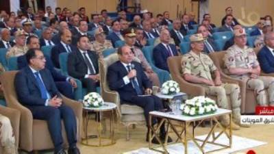 الرئيس السيسي يتفقد عددا من المشروعات بشرق العوينات