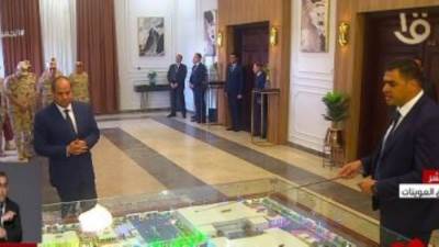 الرئيس السيسي يتفقد عددا من المشروعات بشرق العوينات