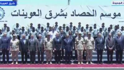 الرئيس السيسى يلتقط صورة تذكارية مع عمال مصنع البطاطس بشرق العوينات