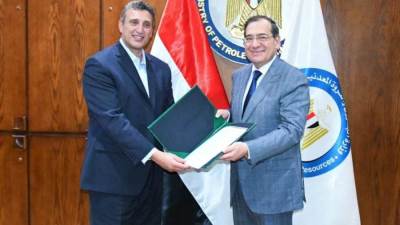 وزير البترول يسلم الرخصة الأولى فى مجال تموين السفن بالوقود بالموانئ المصرية