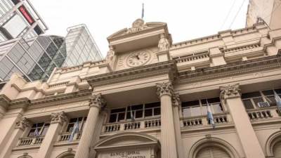 الأرجنتين ترفع الفائدة 600 نقطة أساس دفعة واحدة