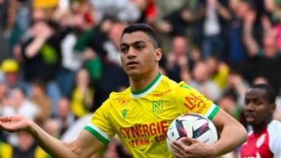 نانت يعاقب مصطفى محمد ويتبرع بأمواله لجمعية داعمة للمثلية