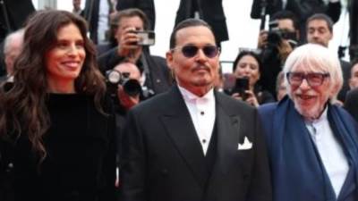 بالصور.. جوني ديب وكاثرين زيتا جونز وابنتها في مهرجان كان