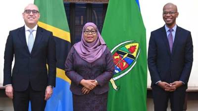 وزير الإسكان يسلم رسالة من السيسي لرئيسة تنزانيا تؤكد متانة العلاقات الثنائية