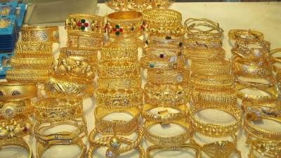 انخفاض أسعار الذهب عالمياً بسبب تراجع مخاوف أزمة الديون الأمريكية