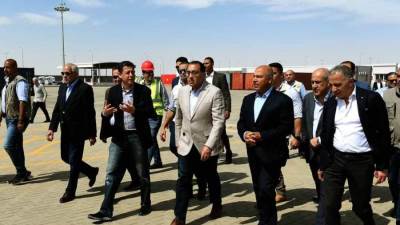 مدبولي يتفقد ميناء السادس من أكتوبر الجاف بعد تشغيله تجريبياً خلال COP27