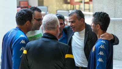 وفد الأهلي يزور بعثة الترجي ويعتذر عن المضايقات التي تعرضت لها حافلة الفريق