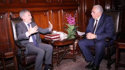 وزير الزراعة يبحث مع السفير الإيطالي سبل تعزيز الاستثمارات الزراعية الإيطالية في مصر