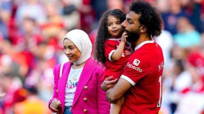 محمد صلاح يظهر مع أسرته في ملعب "أنفيلد"