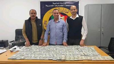 جمارك السلوم تضبط محاولة تهريب كمية كبيرة من النقد الأجنبي