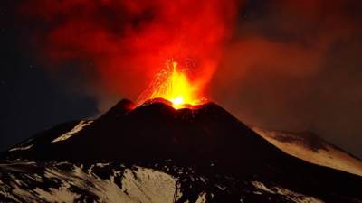 بركان جبل إتنا يثور من جديد وتعليق الطيران في كاتانيا الإيطالية