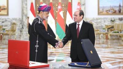 الرئيس السيسي وسلطان عمان يتبادلان أرفع الأوسمة في البلدين 