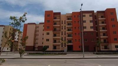 وزير الإسكان يتابع مع رئيس جهاز "العبور" مشروع بديل العشوائيات "روضة العبور"