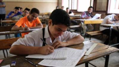 إلغاء العام الدراسى لـ9 طلاب بالشهادة الإعدادية فى الجيزة لحيازتهم محمولا