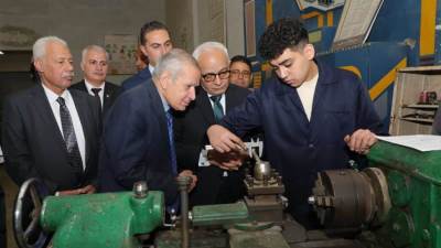 وزير التعليم يتفقد الامتحانات العملية والمعملية والتقييم النهائى للدبلومات الفنية