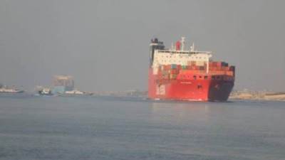 أسامة ربيع يعلن نجاح جهود تعويم سفينة شحن جنحت فى قناة السويس