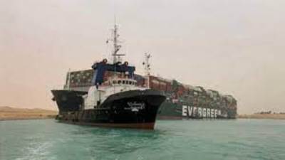 قناة السويس: انتظام حركة الملاحة فور انتهاء قطر سفينة بضائع للغاطس الخارجى