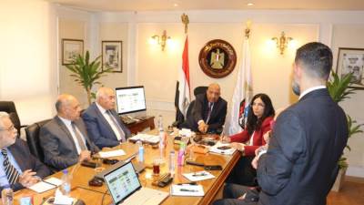 وزير قطاع الأعمال يستعرض سياسات التسويق والبيع ودراسات حالة مفصلة لسوق الغزل والنسيج