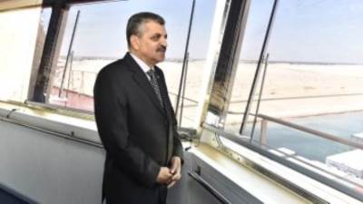 رئيس قناة السويس: 4 قاطرات وفرق إنقاذ تعاملت مع عطل سفينة "شين هاي تونج"