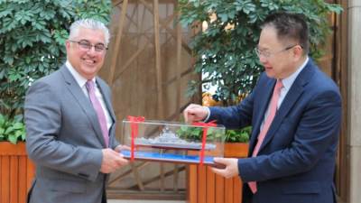 رئيس اقتصادية قناة السويس يعرض القطاعات الصناعية المستهدفة على شركات مدينة تيانيجين