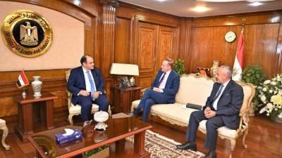 وزير التجارة والصناعة يبحث مع مسئولى شركتين سعوديتين التوسع بالسوق المصرى